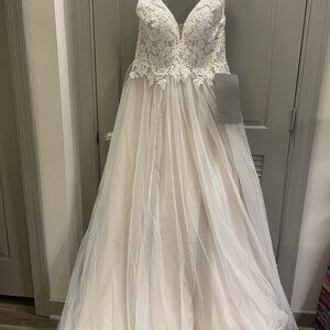 Bridal Embroidered V-Neck w Train White/Nude Wedding Gown Dress size 10